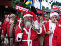 съезд санта-клаусов и рождественских эльфов в дании. старейшему датскому городу исполняется 1300 лет